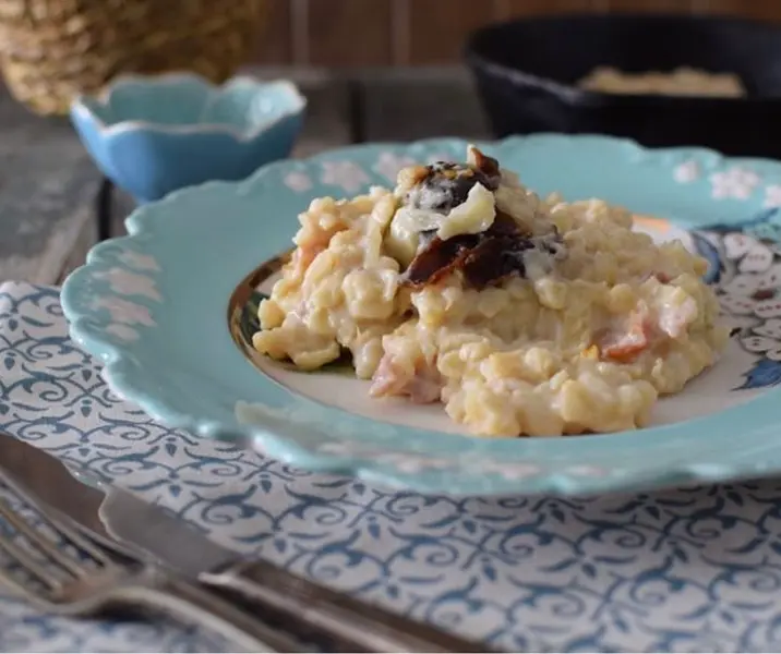 Risotto de mote, tocino y ciruelas deshidratadas