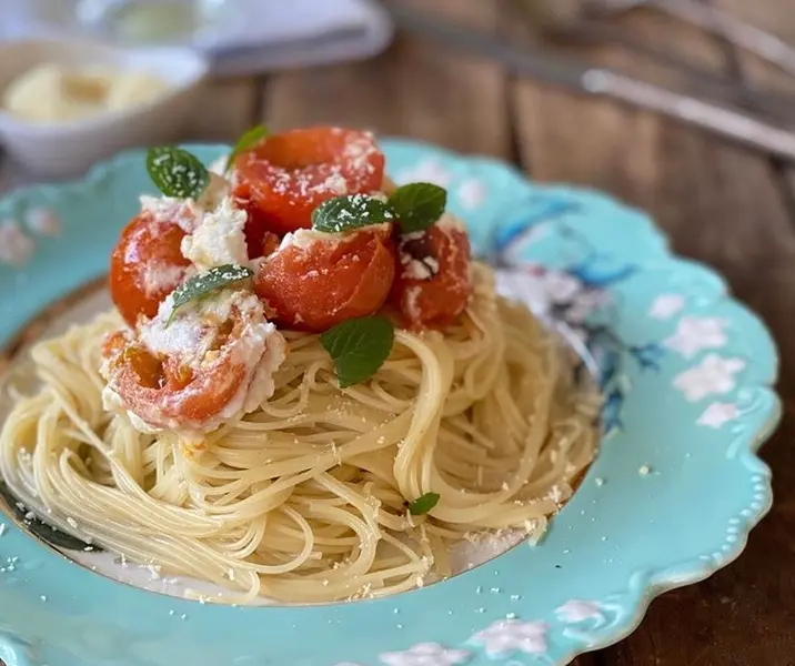 Tallarines con ricota, tomate y albahaca