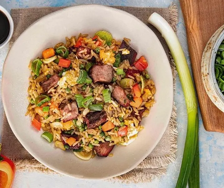 Wok con verduras, arroz y carne picada