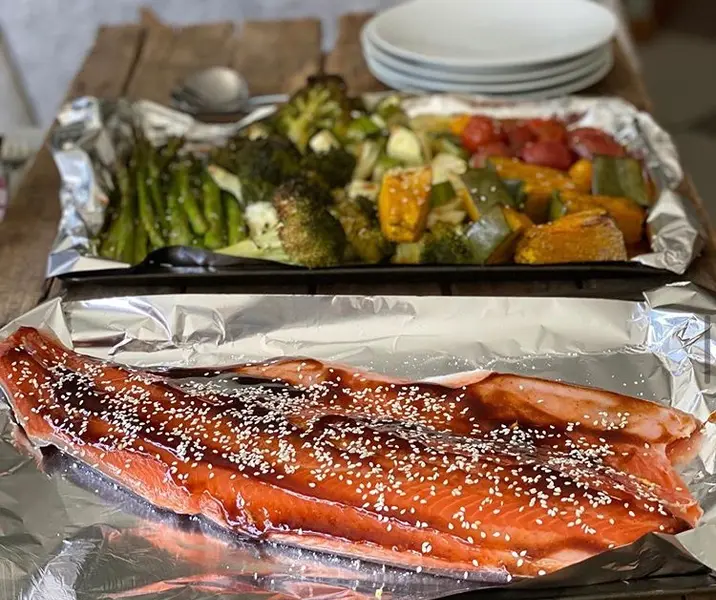 Salmón al horno con hierba jengibre, limón y salsa teriyaki