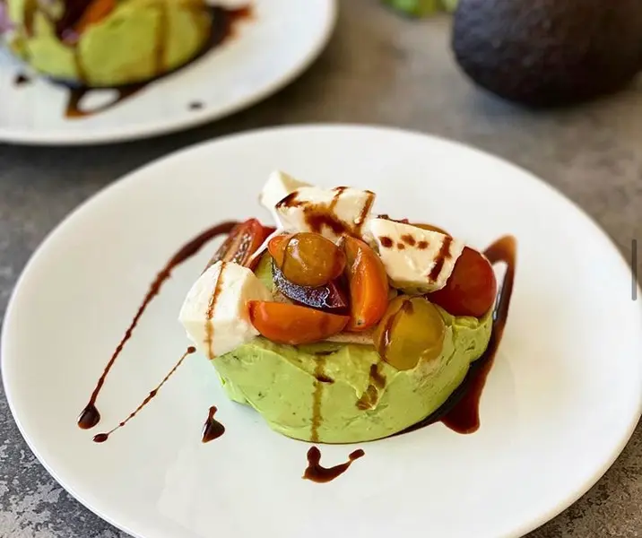 Timbal de palta y tomates cherry