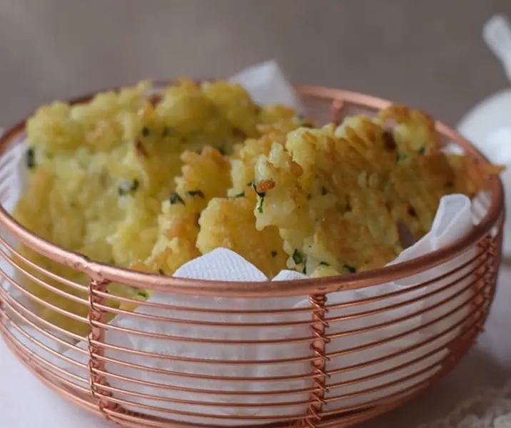 Croquetas de arroz con ensalada verde