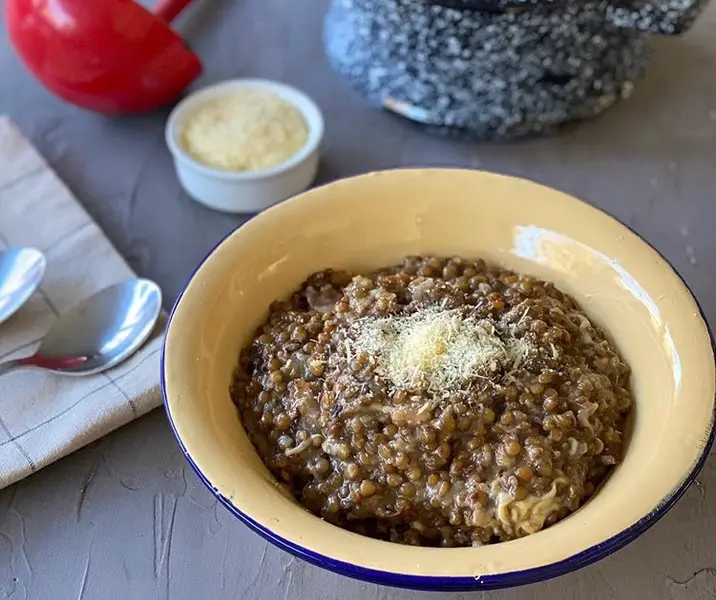 Lentejas con pan y tocino