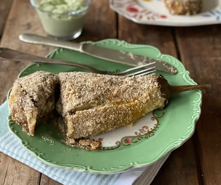 Berenjenas al horno rellenas con queso y salsa de palta