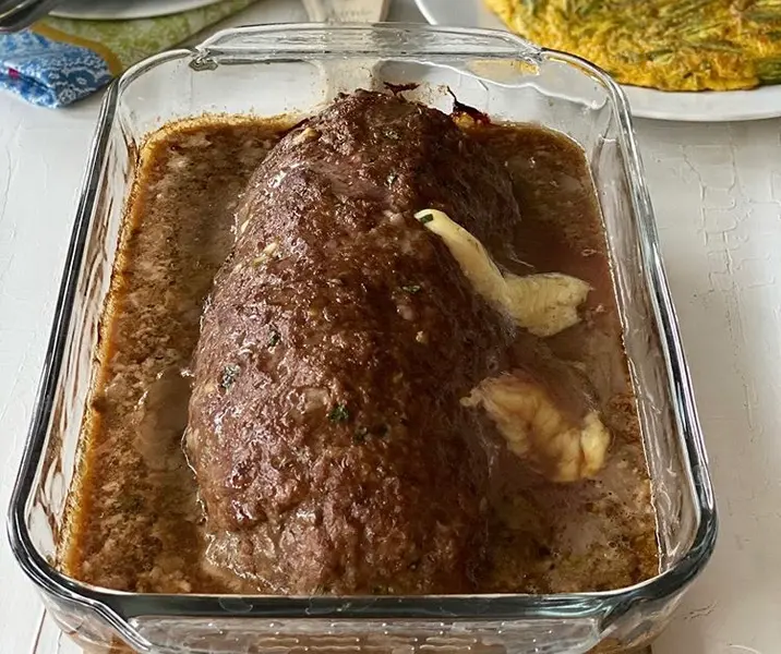 Asado alemán relleno con queso acompañado de arroz