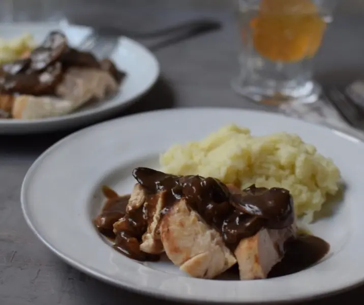 Pechuga de pollo a la mantequilla con salsa de champiñones con puré de papas
