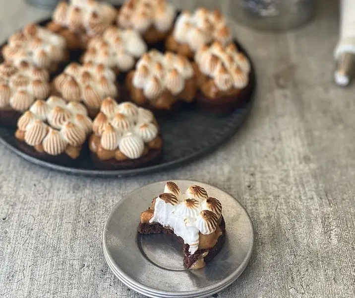 Bizcocho de chocolate, manjar y merengue