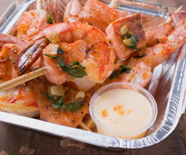 Brochetas salmón camarón y pesto