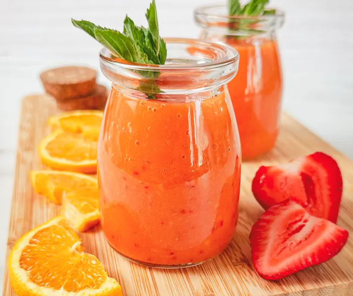 Postre papilla mango frutilla jugo de naranja