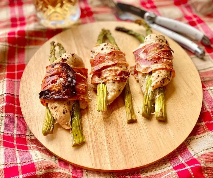 Rollitos de pollo con espárragos envueltos en tocino