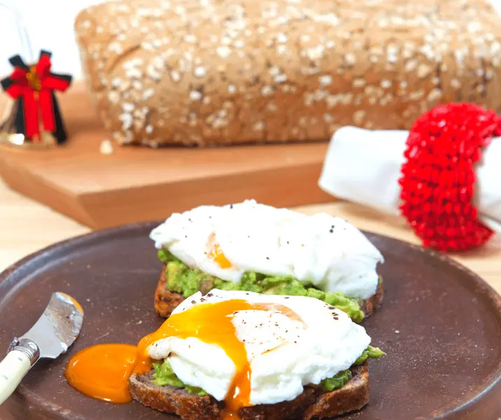 Pan de avena con palta y huevos pochados