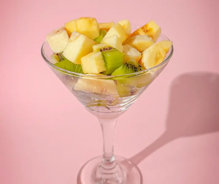 Ensalada frutal kiwi-plátano-manzana
