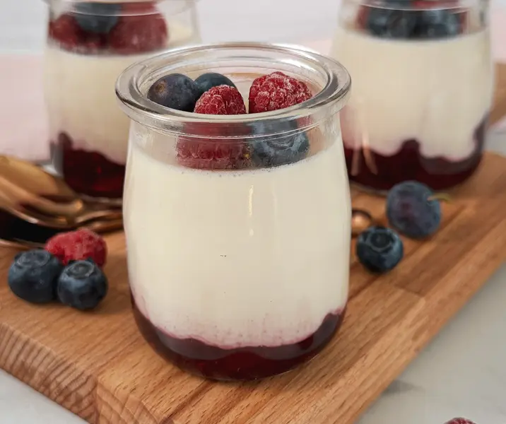Panacota con salsa de berries
