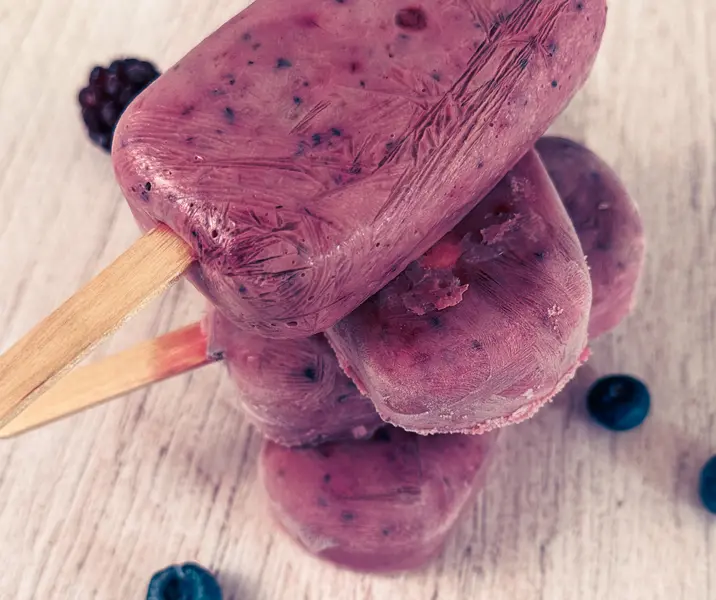 Paletas heladas de yogurt griego y berries