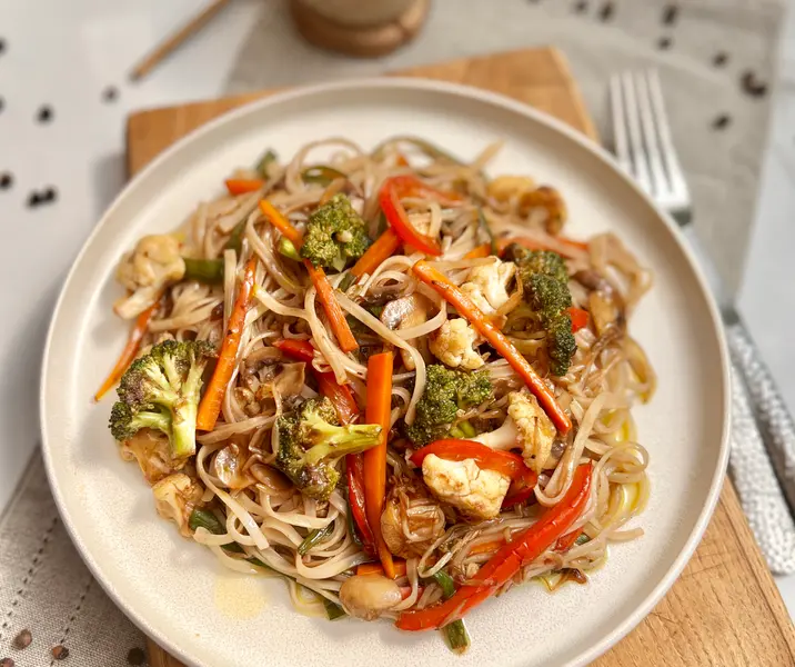 Chop suey de verduras con tallarines de arroz
