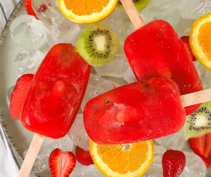 Paletas heladas de frutilla, naranja y kiwi