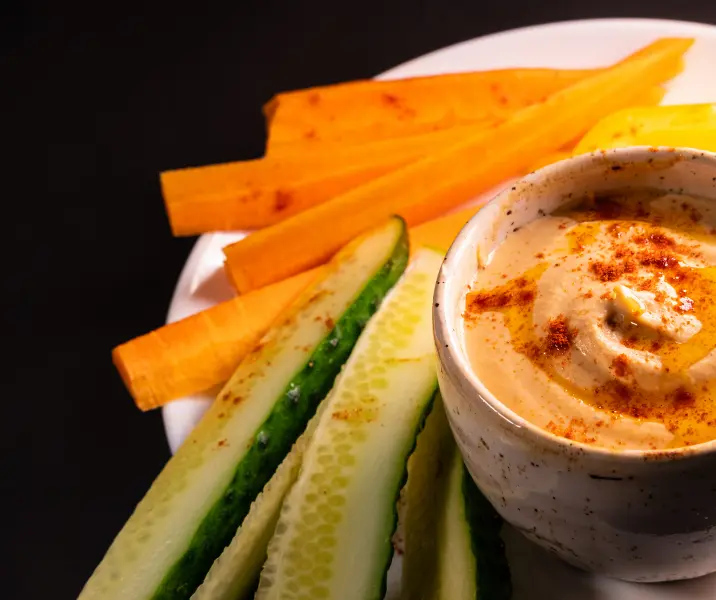Verduras con hummus de zanahoria