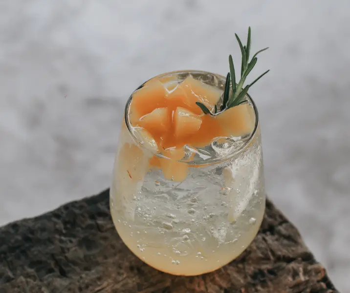 Cóctel de sidra con durazno