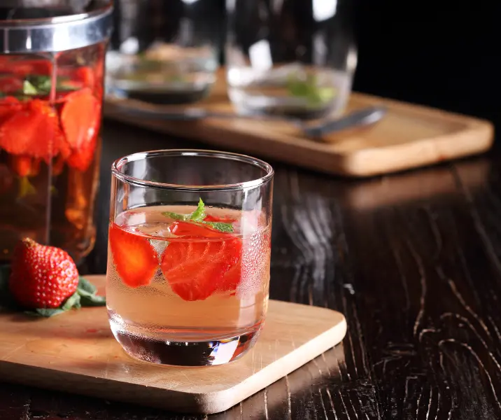 Cóctel de sidra con frutilla