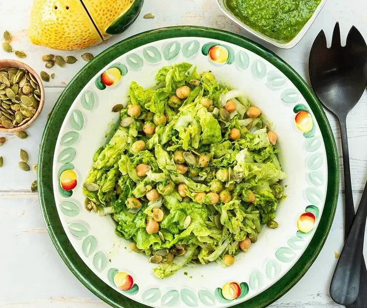 Ensalada de garbanzos con pesto de kale-palta