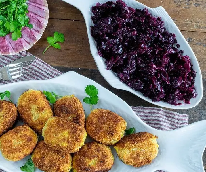Croquetas de atún al curry con ensaladas