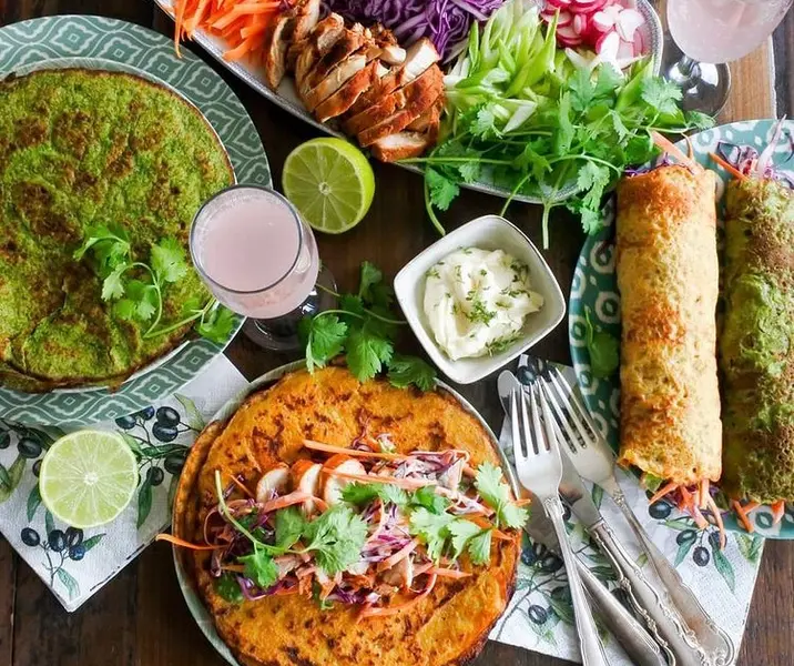 Panqueques de zanahoria y espinaca rellenos con pollo, coleslaw y rabanitos