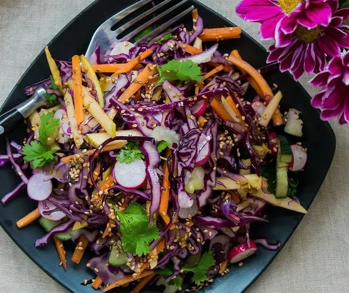 Ensalada de repollo morado