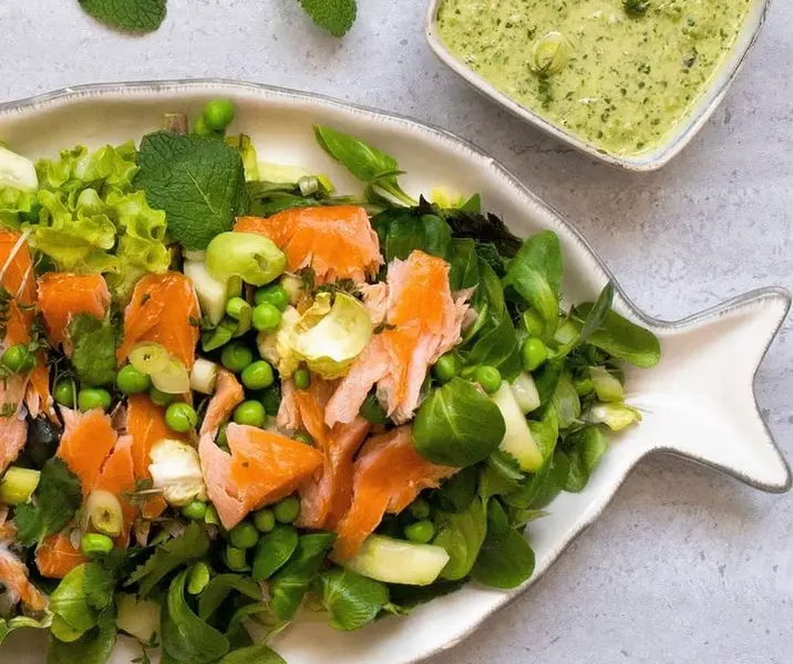 Ensalada de salmón ahumado, arvejas y menta