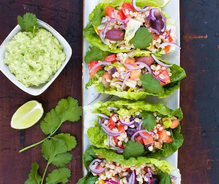 Tacos en hoja de lechuga con mote