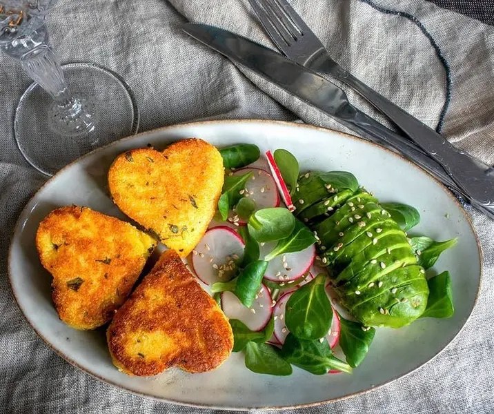Fritos de polenta con ensalada de palta, rábanos y espinaca