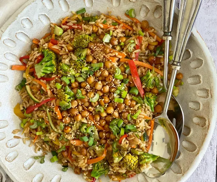 Arroz salteado con verduras y garbanzos crocantes