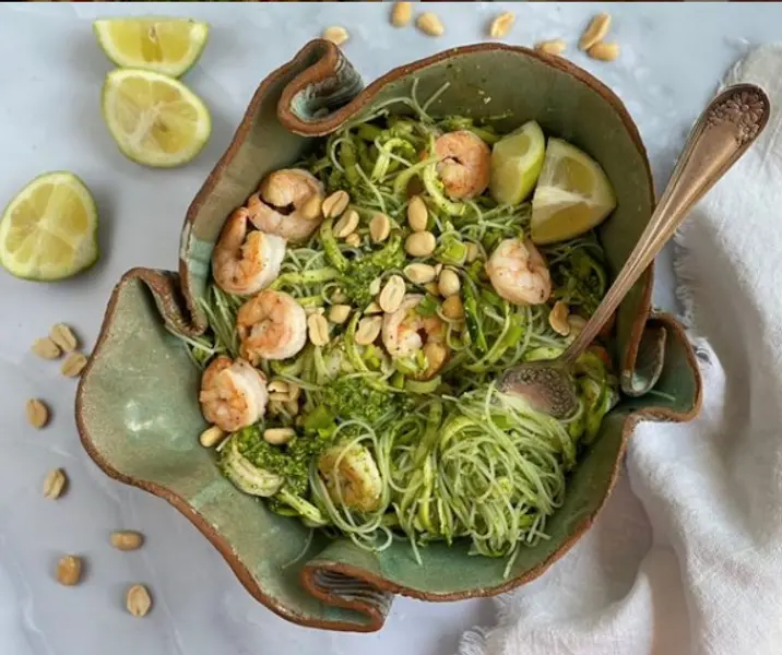 Tallarines de arroz y zapallo italiano con pesto thai y camarones