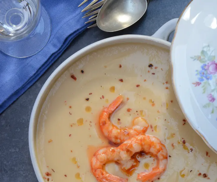 Sopa fría de garbanzos y coco con camarones
