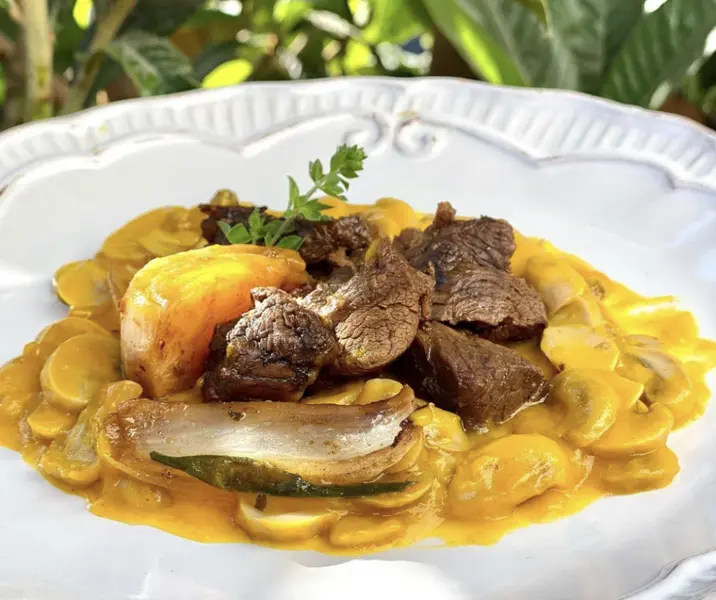Bistec con puré de zapallo con champiñones