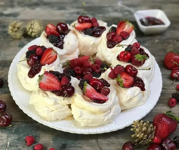 Corona de merengue y berries