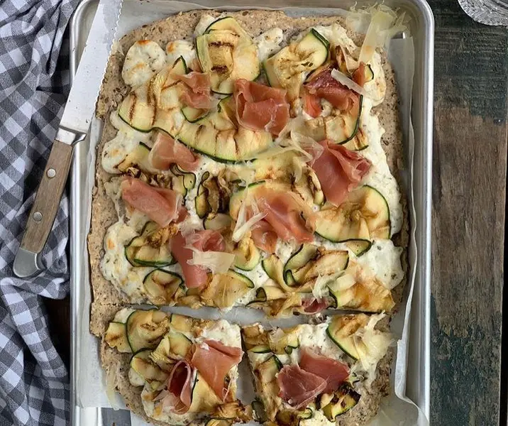 Tarta pizza de jamón serrano y zapallos italianos grillados