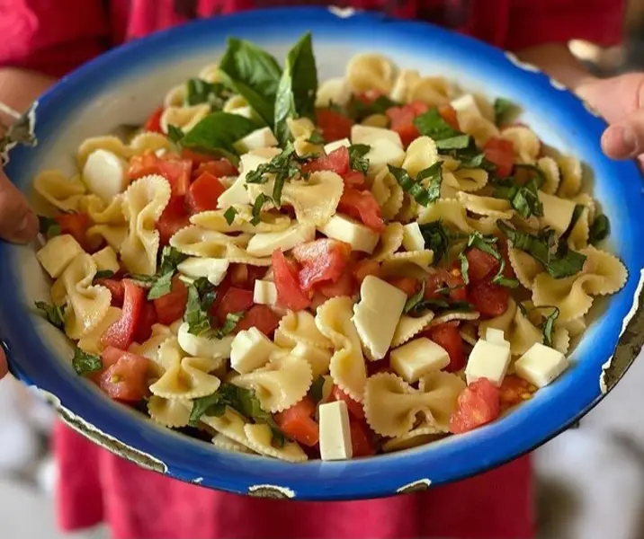 Corbatitas con tomate, mozzarella y albahaca