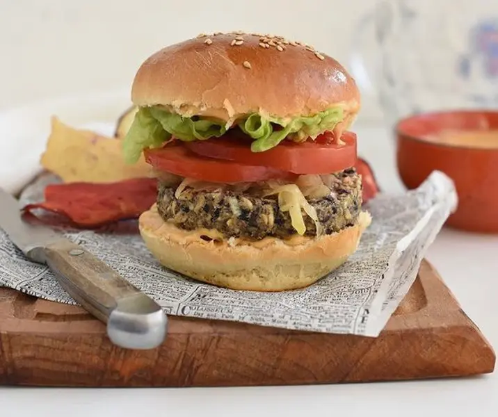 Hamburguesa de champiñones y porotos negros