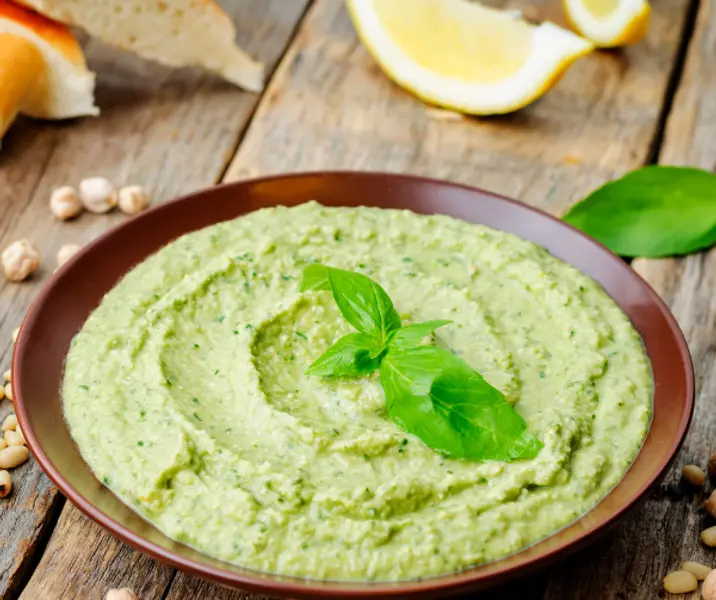 Hummus de albahaca con palitos de verduras