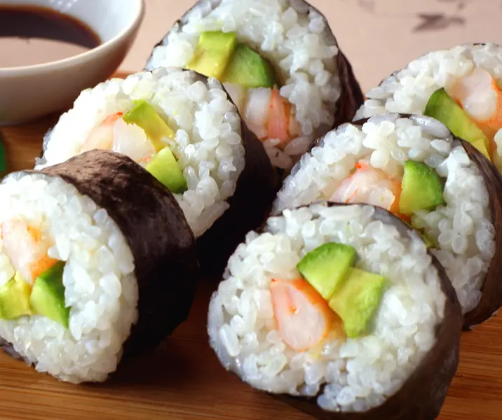 Sushi con camarón y salmón