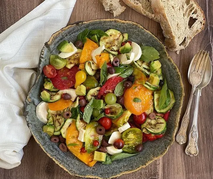 Ensalada de tomate, zapallo italiano, queso mozzarella, aceitunas y palta