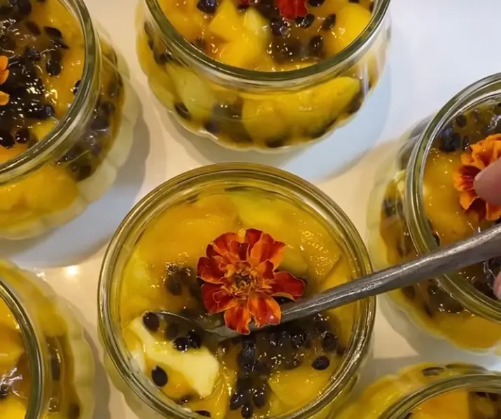 Mousse de mango con salsa de maracuyá
