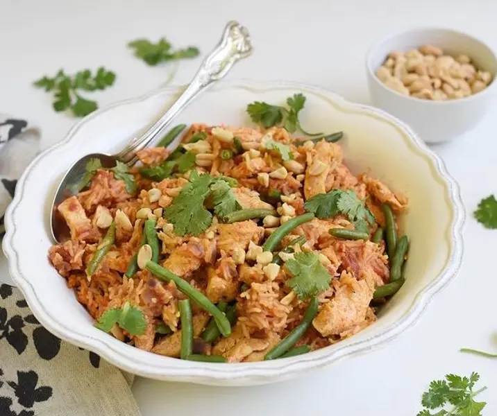 Arroz satay con tiras de pollo