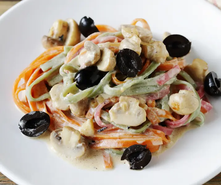 Tallarines con crema, champiñones, palmitos, aceitunas y choclo fácil