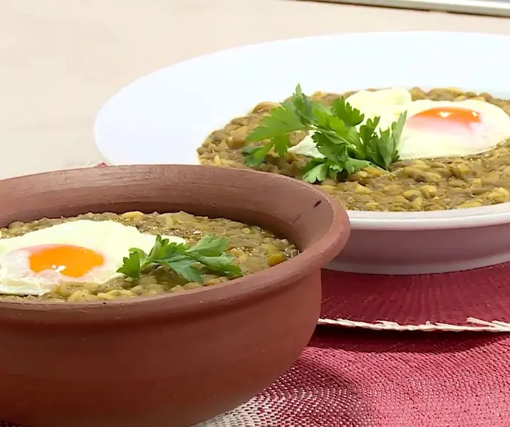 Puré de lentejas con cebolla y huevo frito fácil