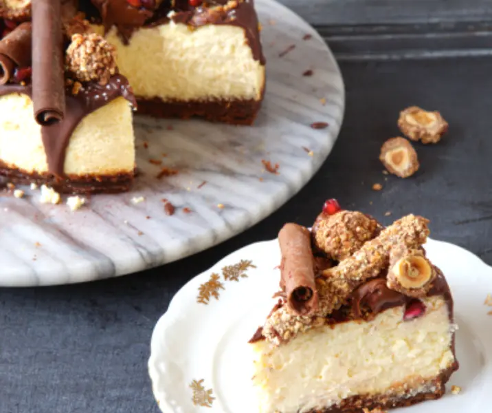 Cheesecake de chocolate blanco con cubierta de chocolate amargo y naranja