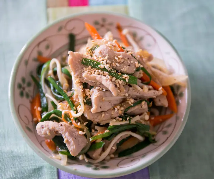 Salteado de pollo, cebollín y sésamo