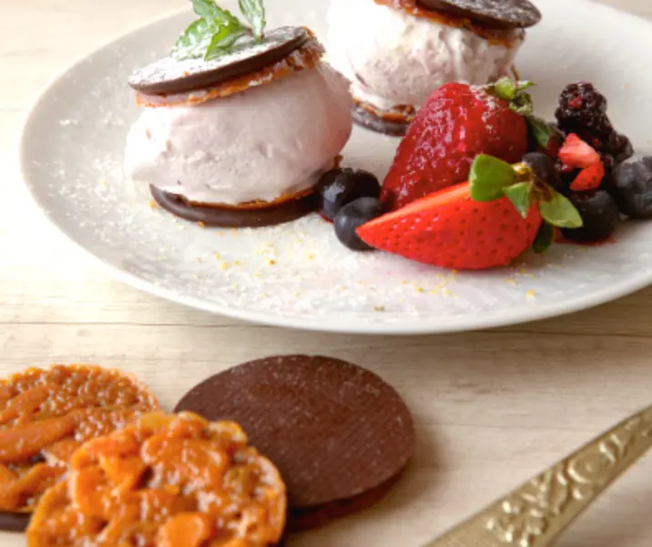 Florentinas con helado y berries marinados