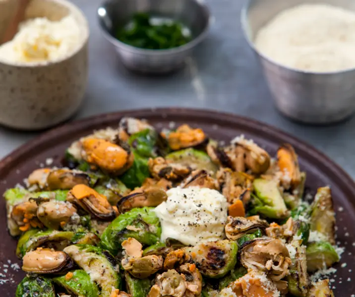 Choritos en mantequilla parrillera con bruselas grilladas