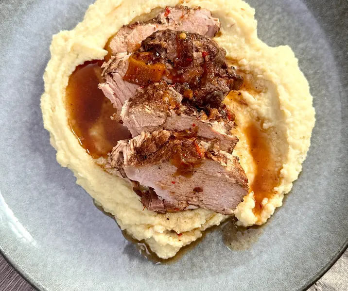 Pavo al jugo con puré de papas